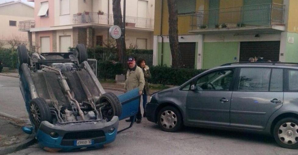 Scontro in viale 2 Giugno si ribalta un’auto nell’impatto