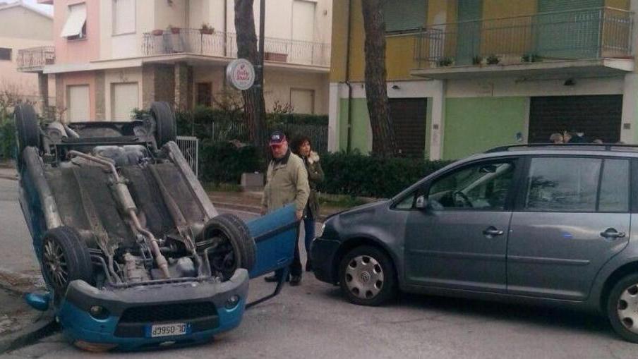 Scontro in viale 2 Giugno si ribalta un’auto nell’impatto