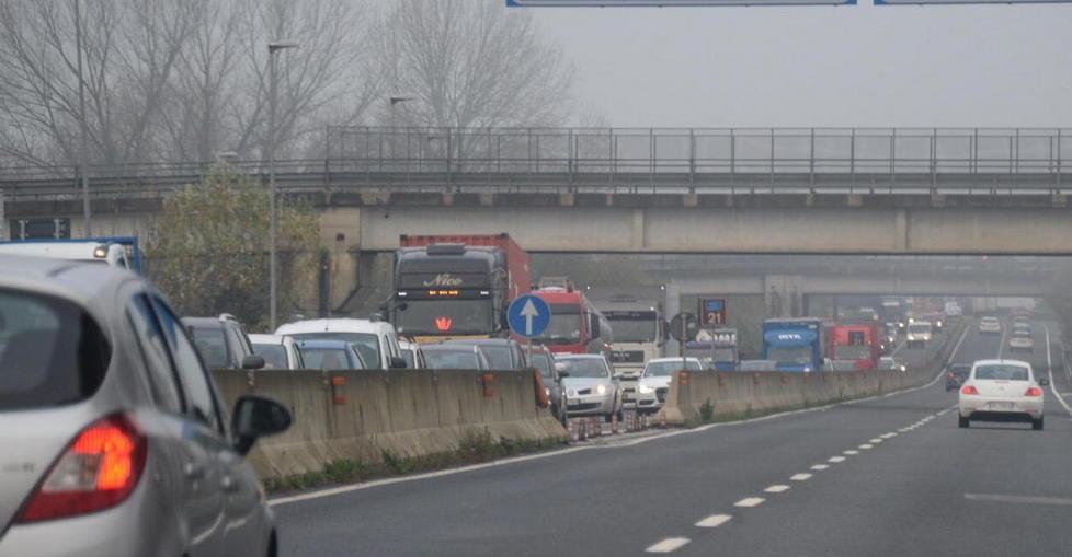 Schianto tra auto e scooter una donna trasportata a Pisa