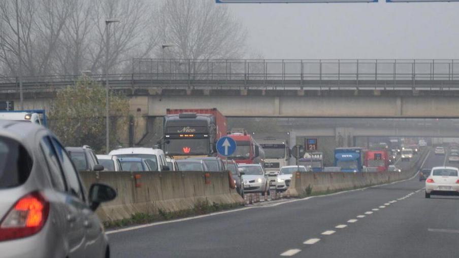 Schianto tra auto e scooter una donna trasportata a Pisa