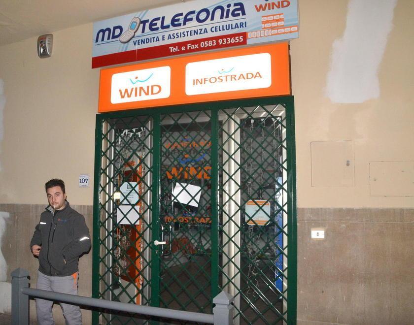 La gang dei cellulari svaligia il negozio MD