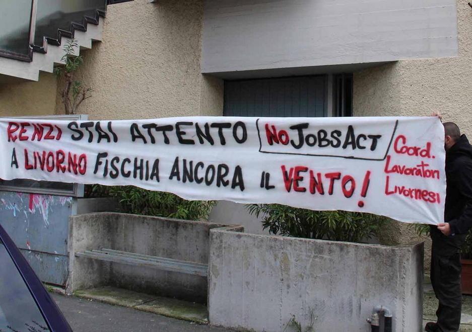 No Jobs Act, striscioni alla sede Pd 
