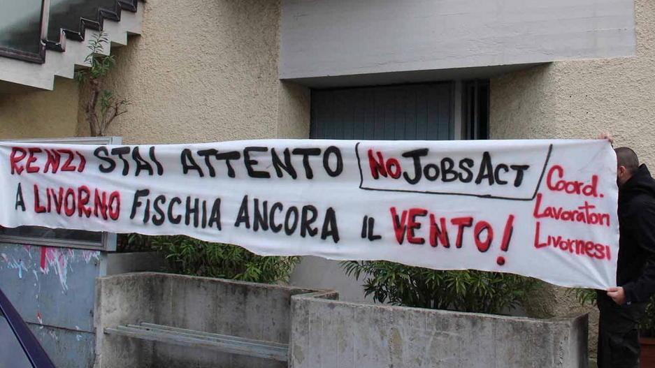 No Jobs Act, striscioni alla sede Pd