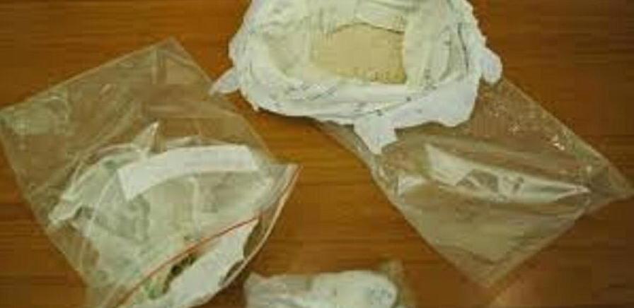 Sotterra la droga nel parco del centro pusher in manette