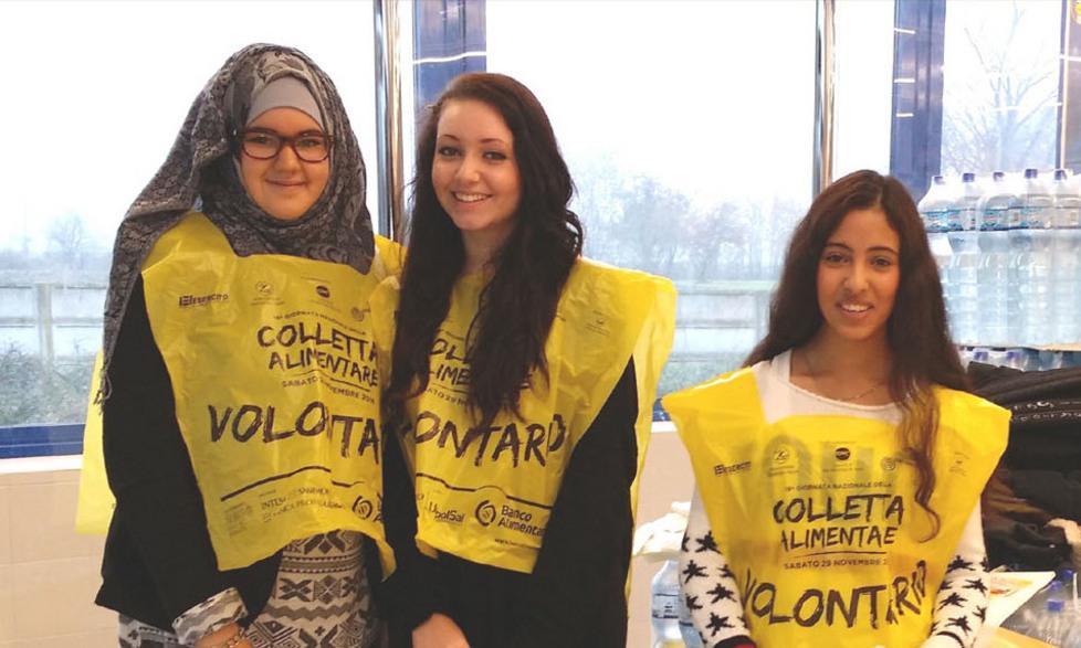Gli studenti alla colletta alimentare 