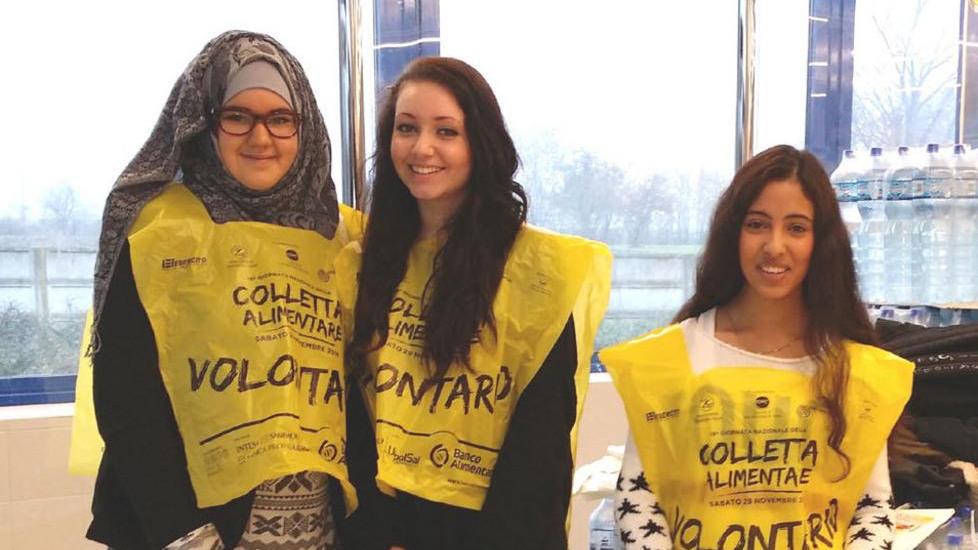 Gli studenti alla colletta alimentare