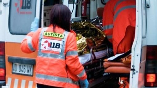 Investito da un furgone, grave un uomo di 61 anni