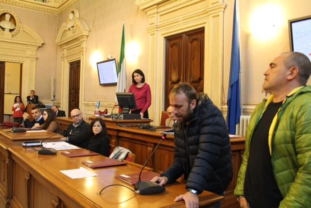 Stefano Sodano, uno degli operai, parla in consiglio comunale (Pentafoto)