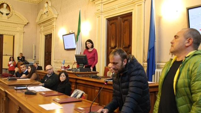 Stefano Sodano, uno degli operai, parla in consiglio comunale (Pentafoto)