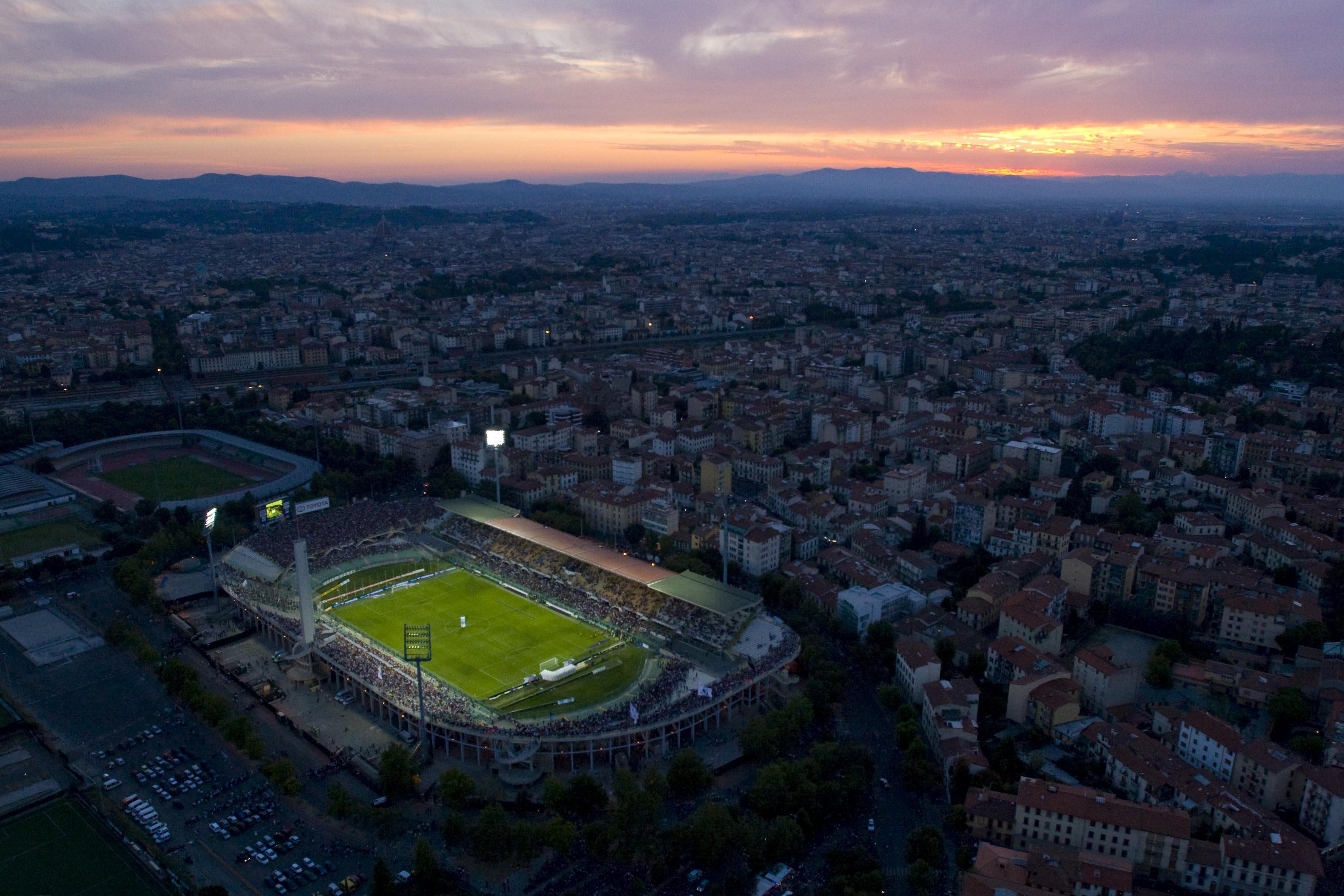 Una veduta area dello stadio Franchi di Firenze (foto agenzia Massimo Sestini)