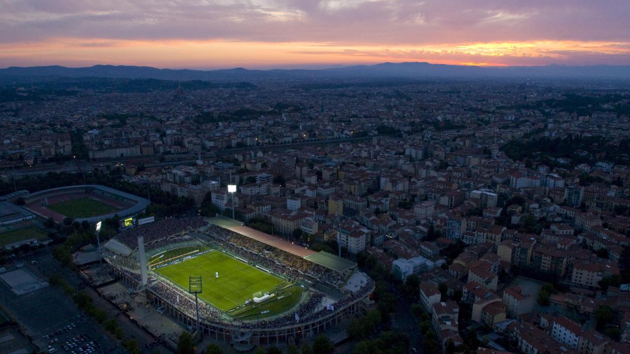 Una veduta area dello stadio Franchi di Firenze (foto agenzia Massimo Sestini)