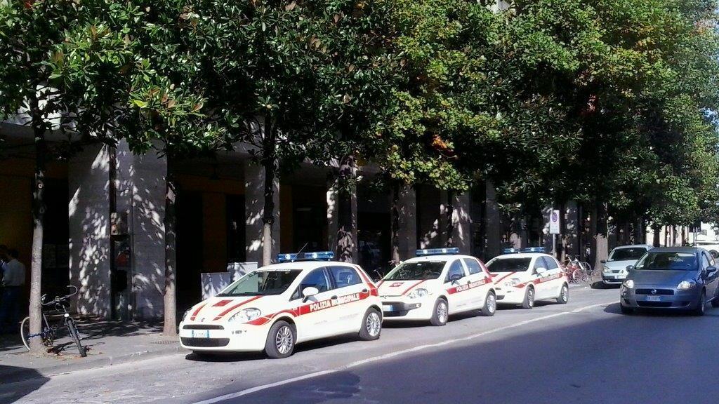 Auto della polizia municipale in viale Gramsci