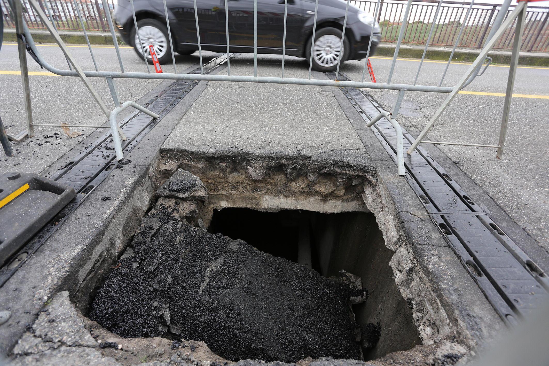 La buca che si è aperta a Marcignana, grande quanto un'auto