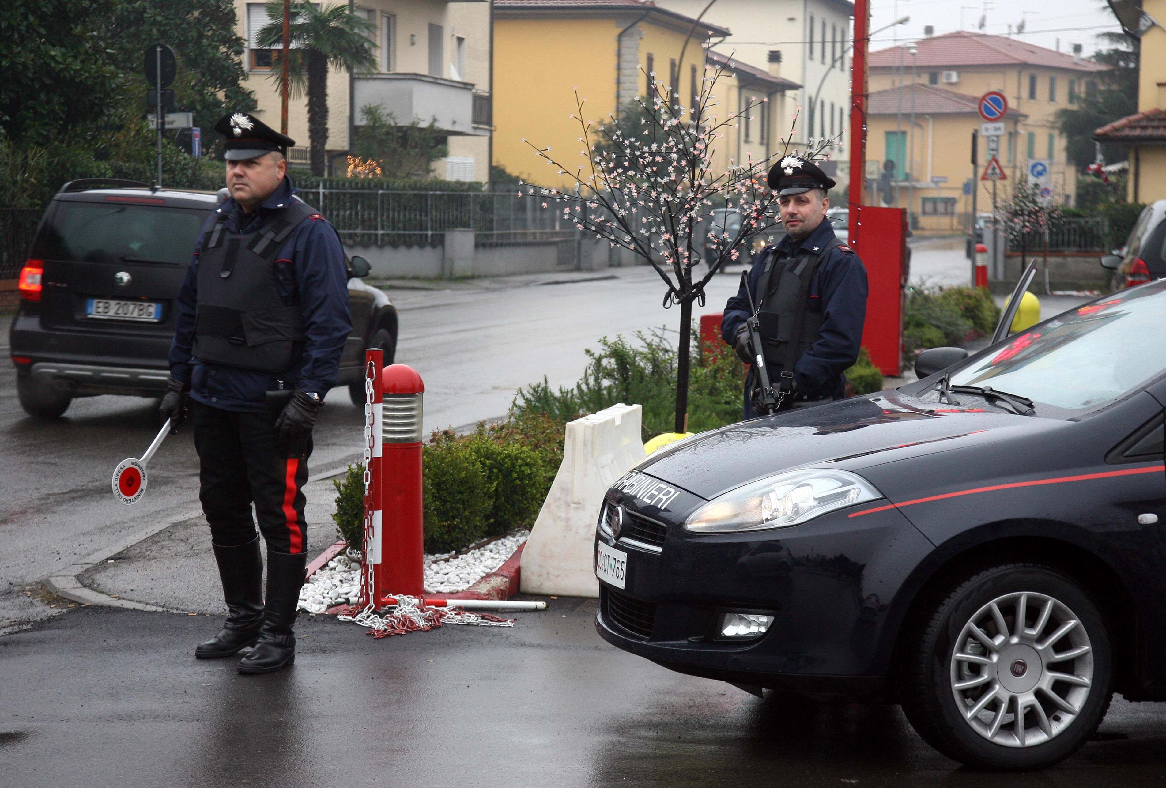 Picchia la mamma e spacca i mobili di casa, arrestato