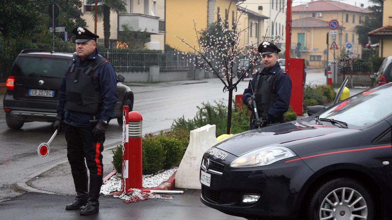 Picchia la mamma e spacca i mobili di casa, arrestato