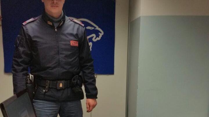 Merce e attrezzi sequestrati dalla polizia
