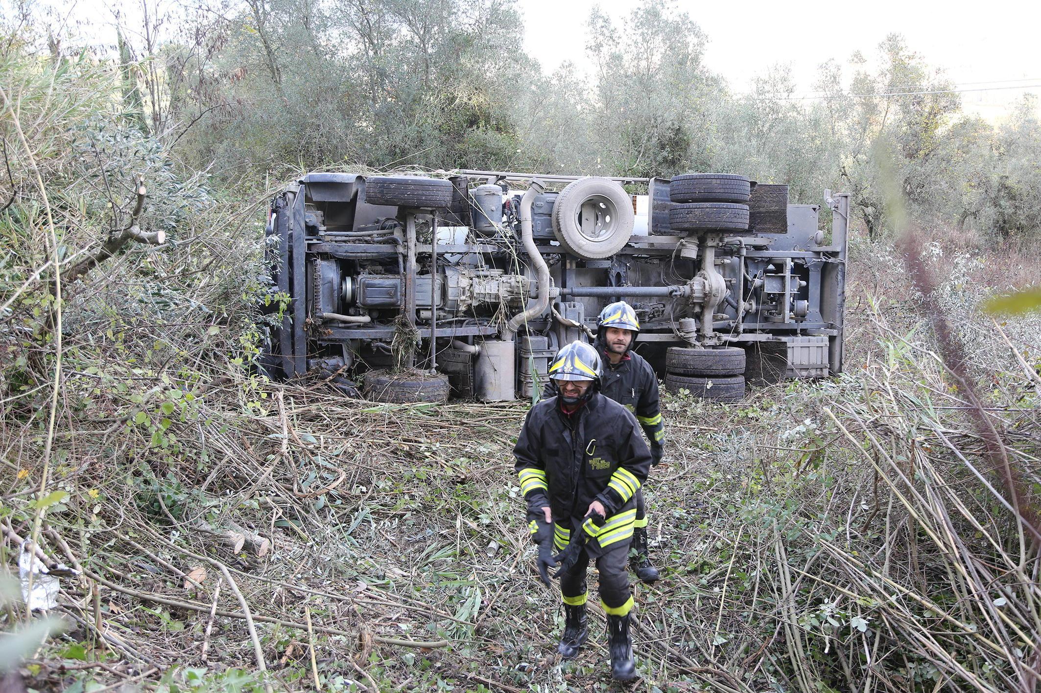 Il camion cisterna ribaltato (foto agenzia Sestini)