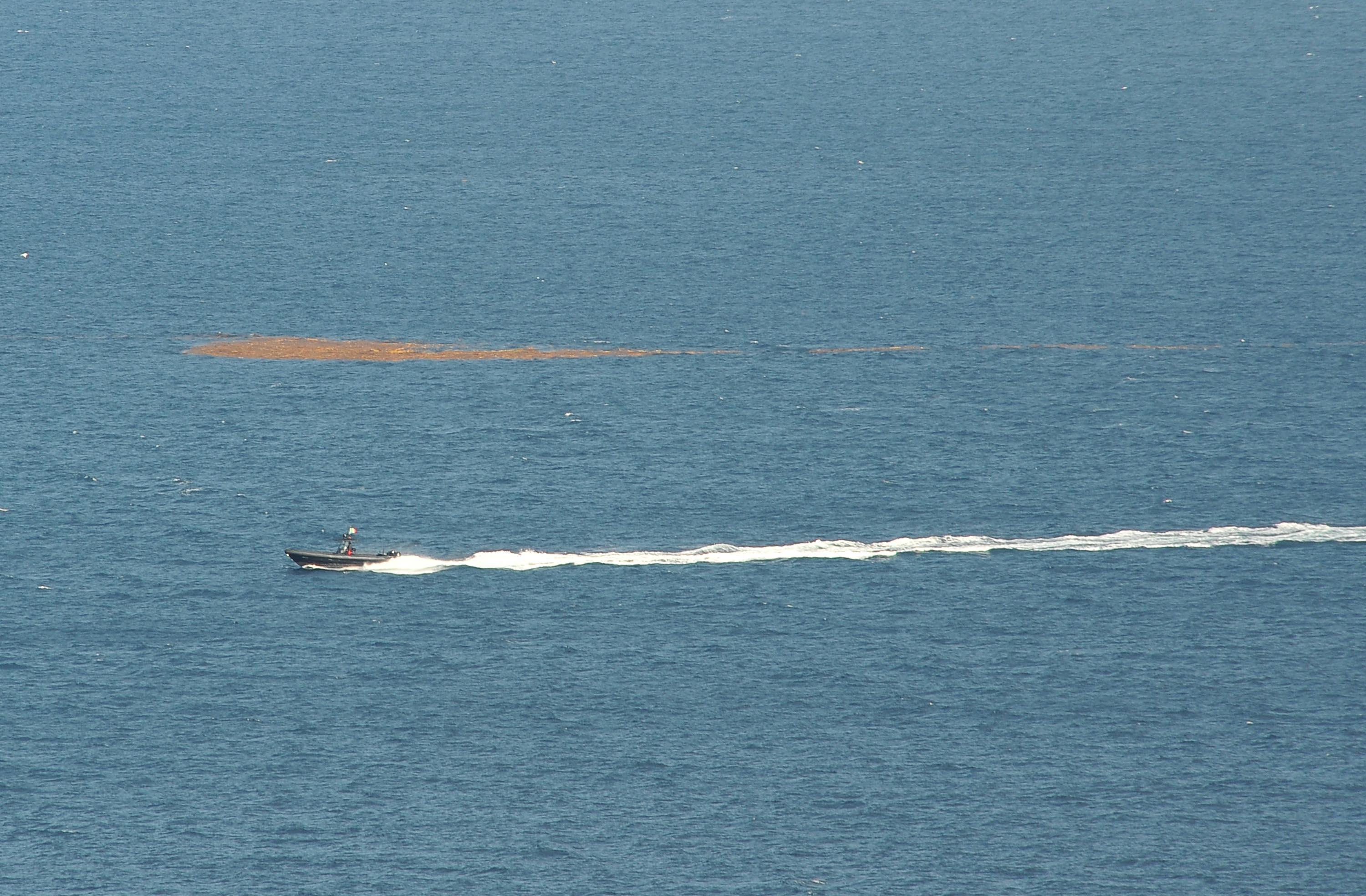 La lunga macchia scura avvistata nel mare di Sant'Andrea (Giò Di Stefano)