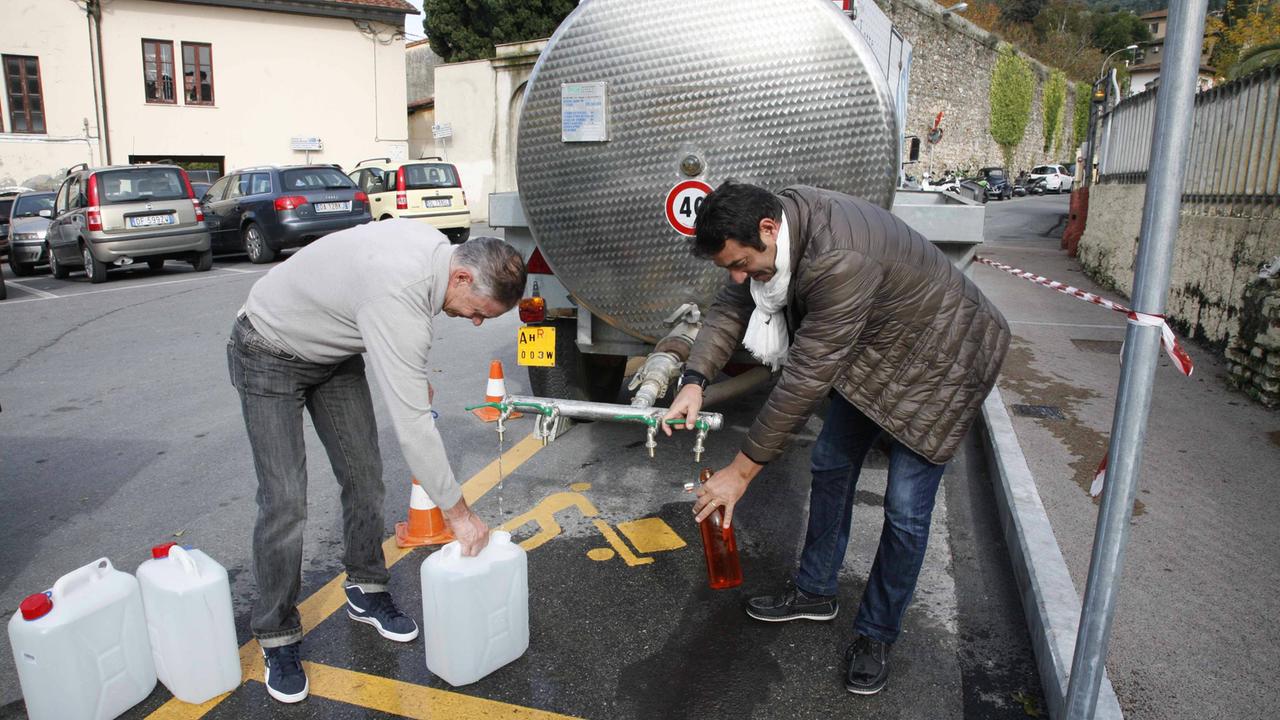 Un'autobotte per rifornire gli abitanti del centro di Pietrasanta di acqua potabile