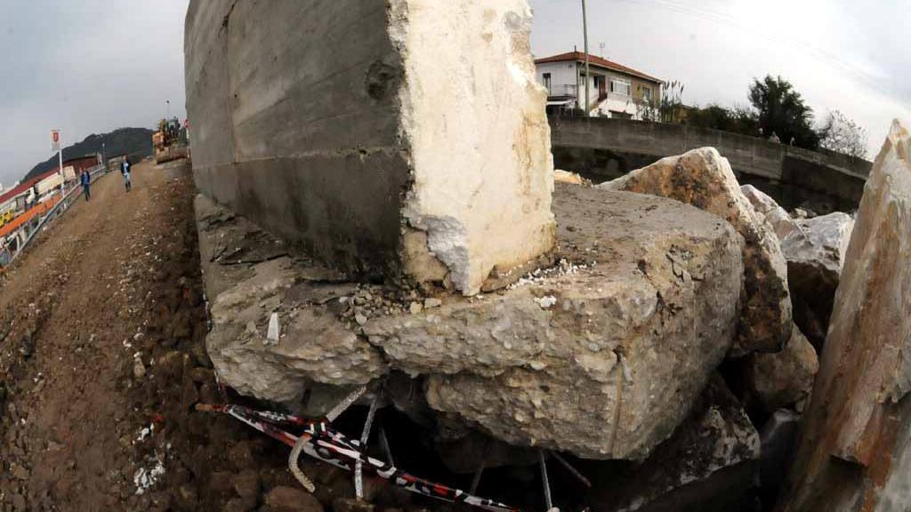 Un dettaglio dell'argine crollato