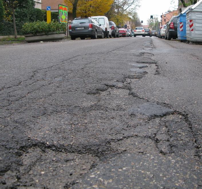 «Troppe buche in strada: la sicurezza è a rischio» 