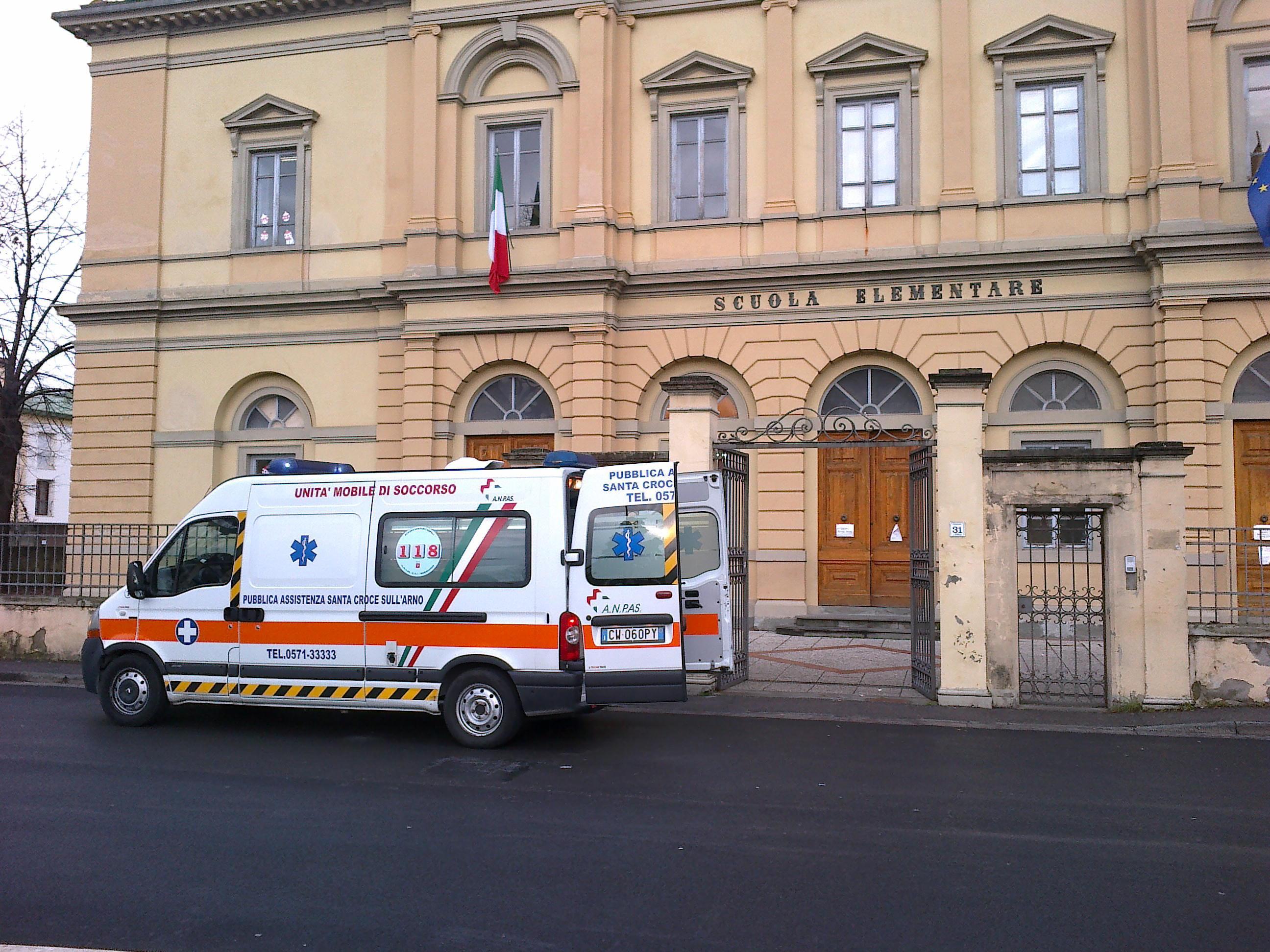 L'ambulanza di fronte alla scuola Carducci