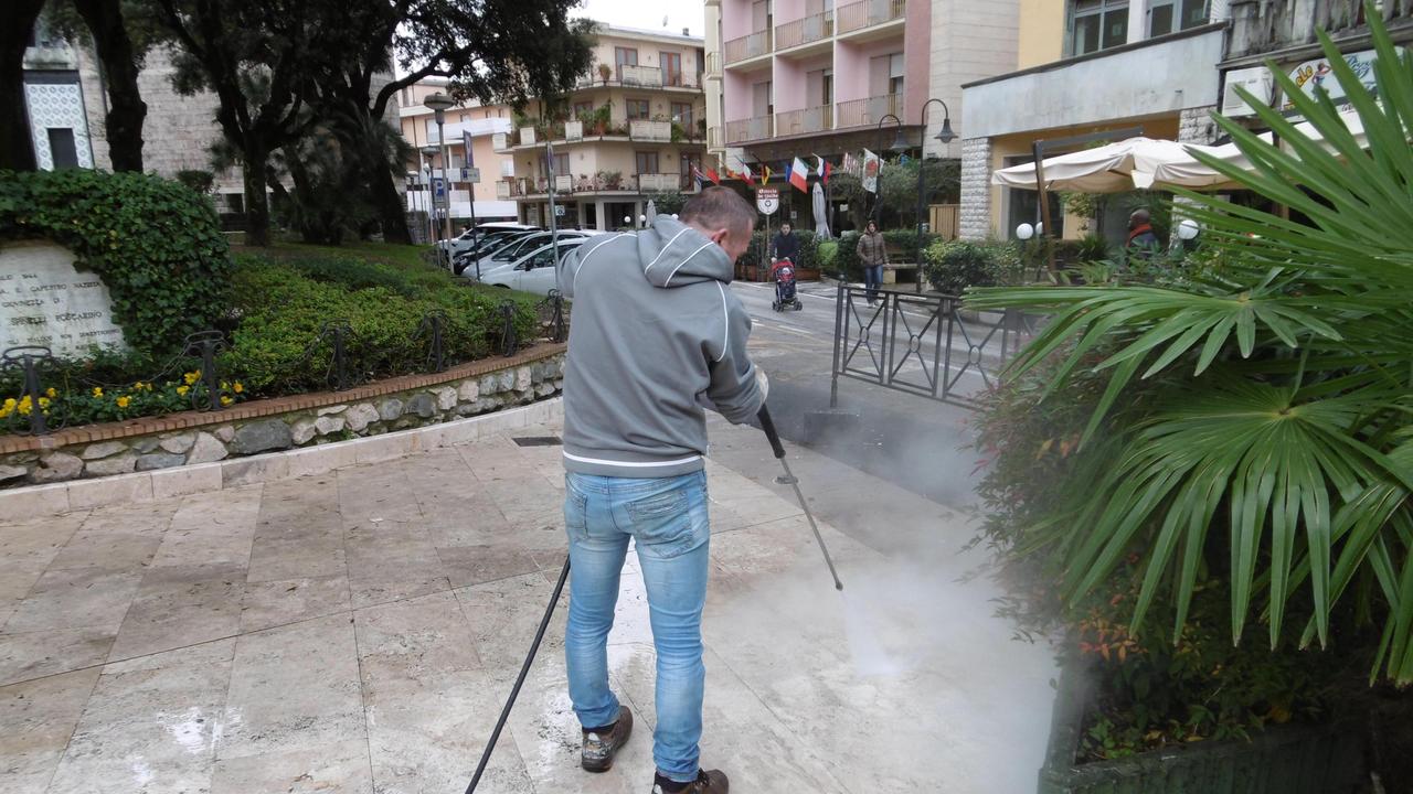 Operazioni di ripulitura di piazza del Popolo