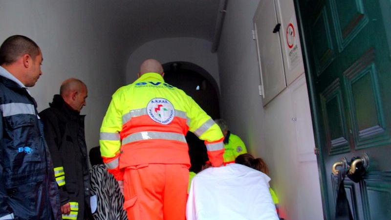 L'anziano assistito dalla Svs (Marzi/Pentafoto)