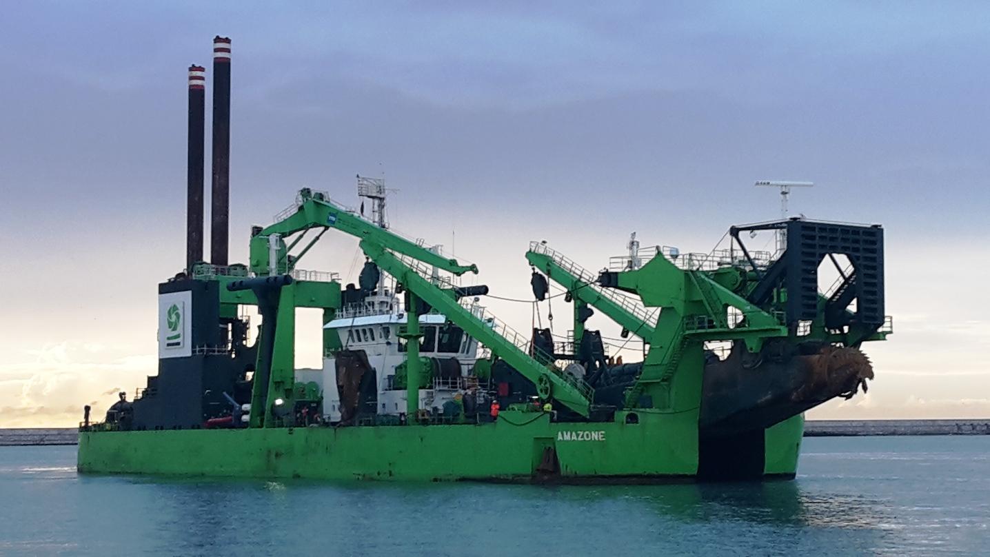 La draga Amazone della società Sidra che escaverà il Molo Italia lato nord