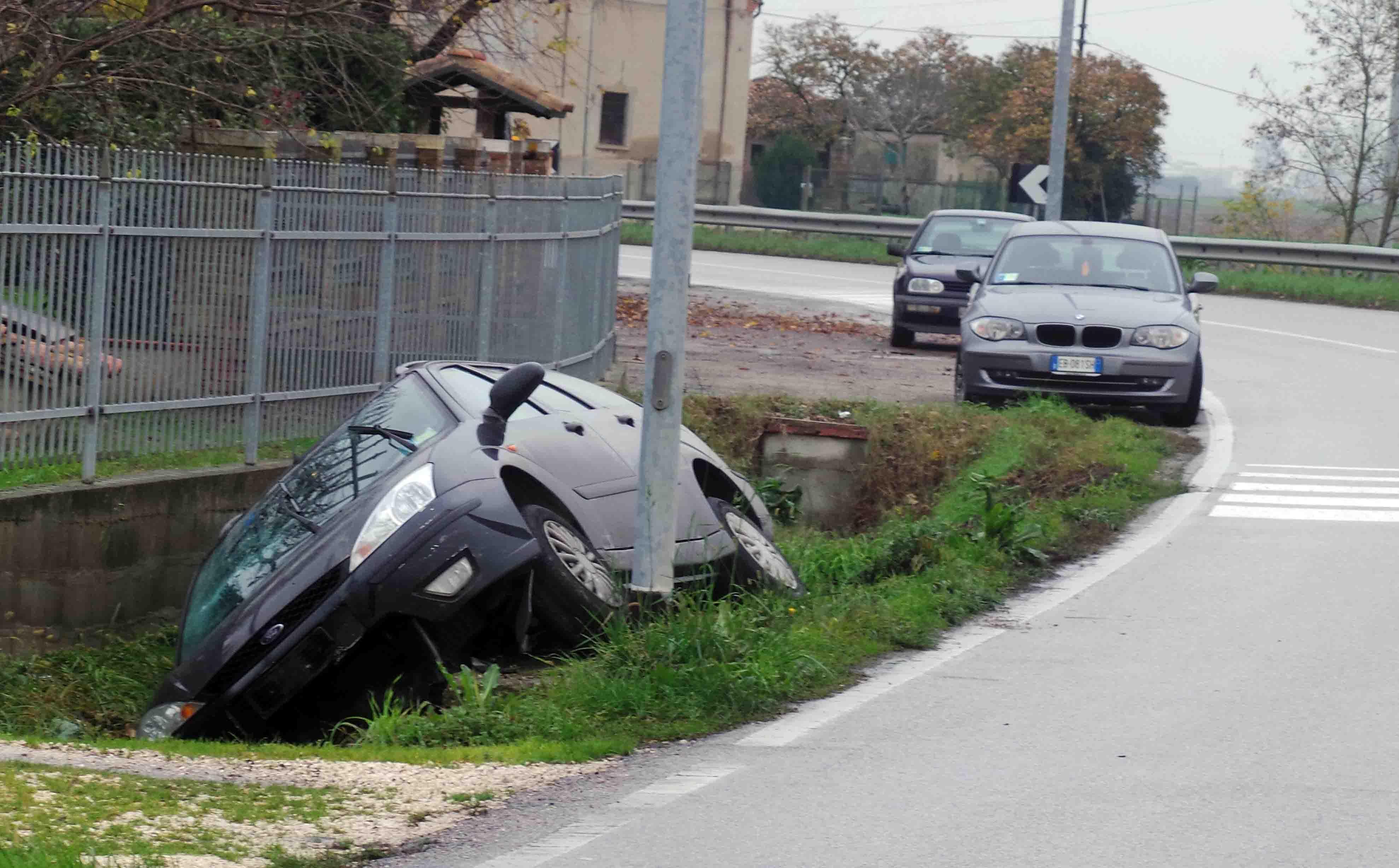 Una delle auto finite fuori strada