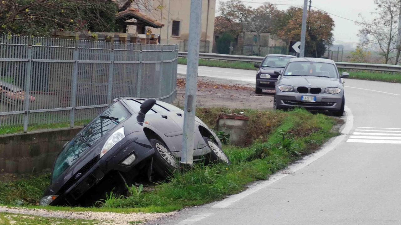 Una delle auto finite fuori strada