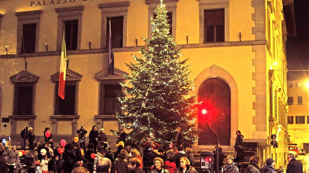 L'accenzione dell'albero di Natale in piazza del Duomo (Foto Gori)