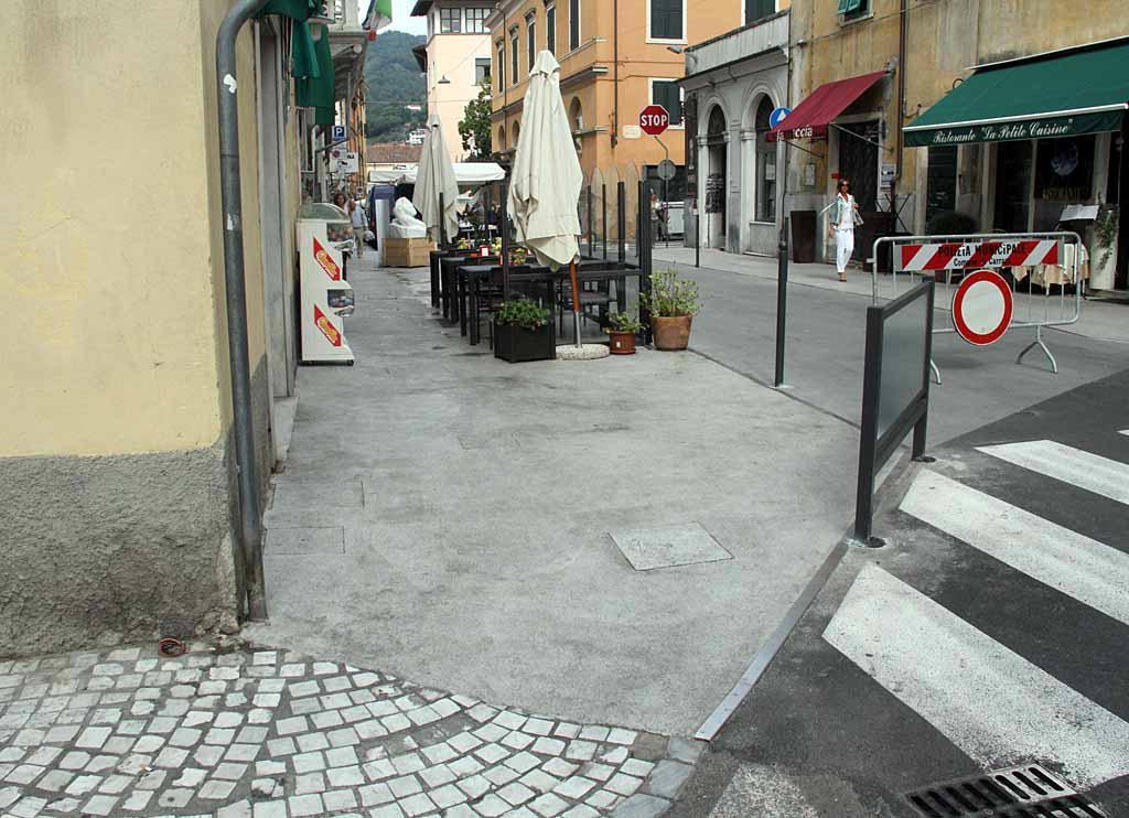 Il marciapiede dei miasmi in via Verdi