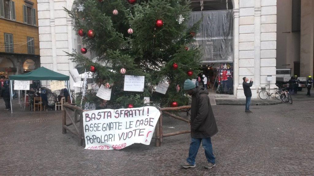 Un cartello di protesta in piazza XX Settembre