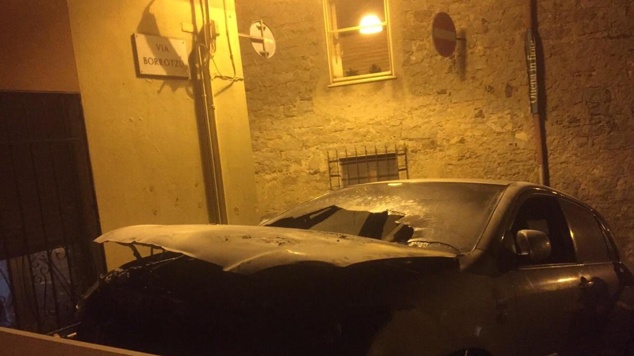 L'auto dell'assessore distrutta dall'incendio