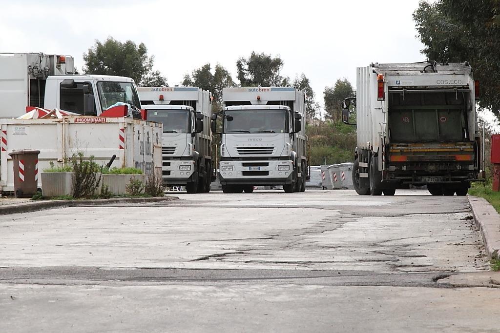 Alcuni autocompattatori nel deposito della zona industriale