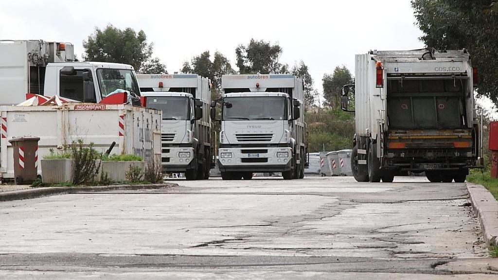 Alcuni autocompattatori nel deposito della zona industriale