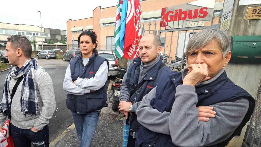 Congelati i licenziamenti, si tratta sulla solidarietà