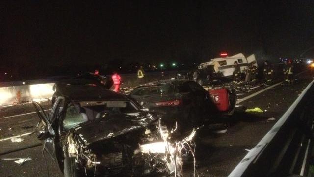 Scontro a catena in autostrada, un mezzo in fiamme