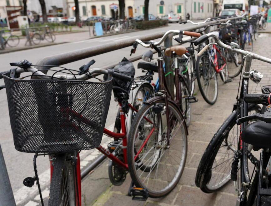 Guerra alla sosta selvaggia avvisi per le bici fuori posto 