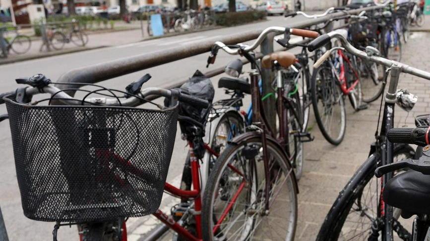 Guerra alla sosta selvaggia avvisi per le bici fuori posto