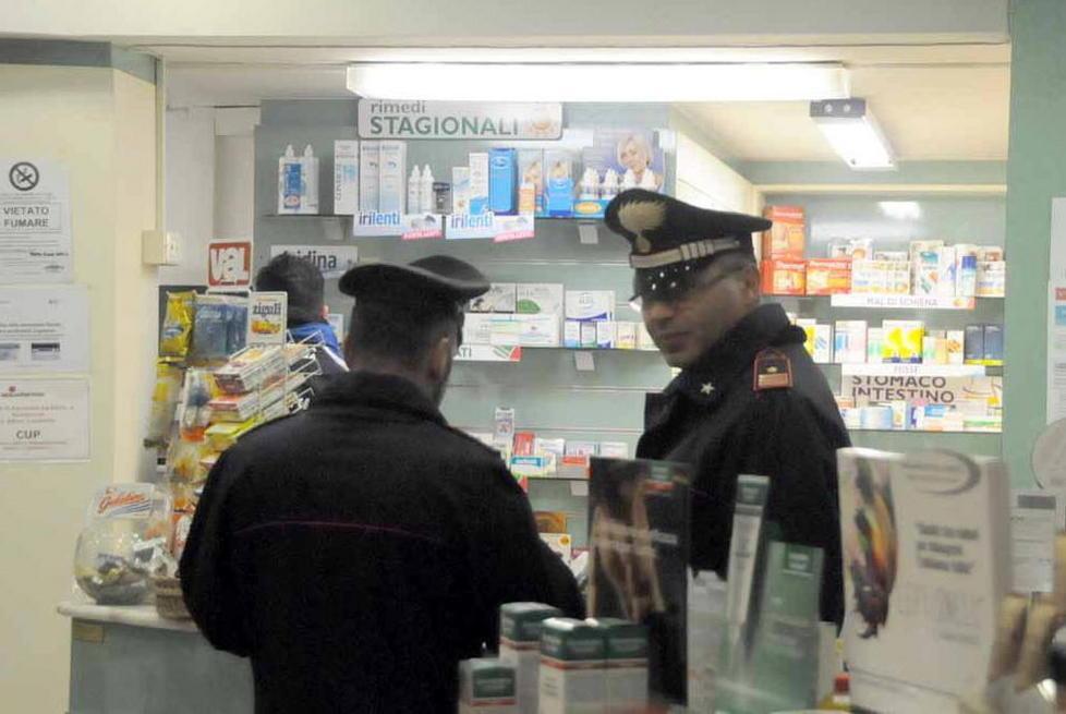 In 2 rubano di notte dentro la farmacia