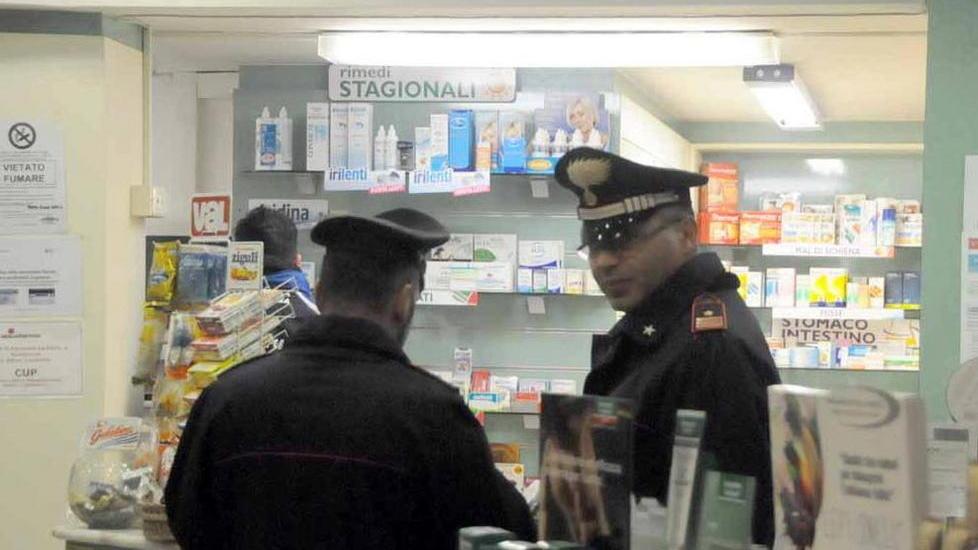 In 2 rubano di notte dentro la farmacia