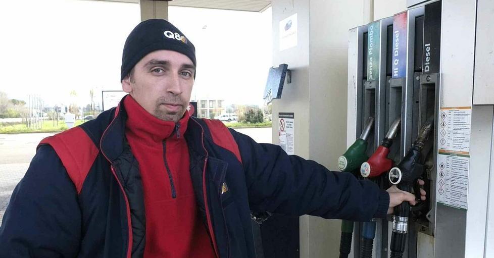 Assalto a due distributori durante le ore notturne 