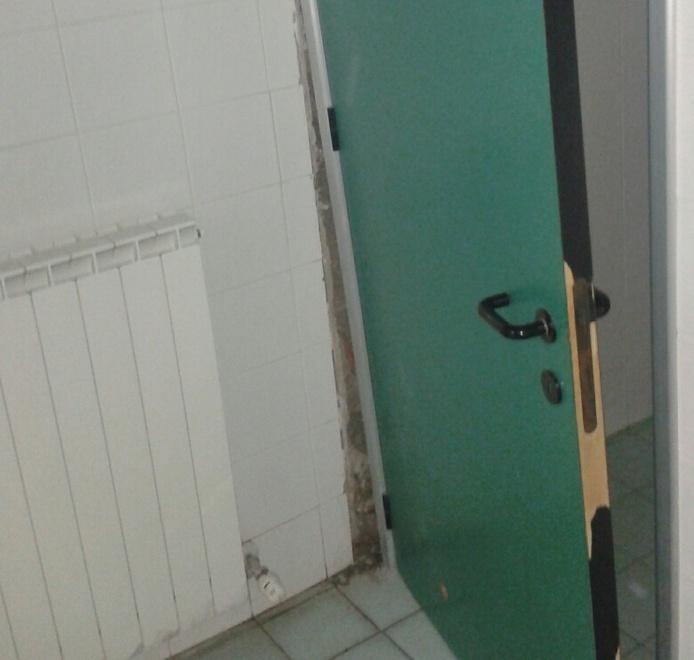 Vandali scatenati al palazzetto