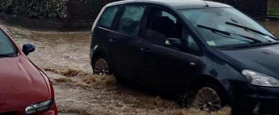 Terreni fradici, fossi melmosi, strade allagate: un’ora di pioggia e la zona sud torna ko