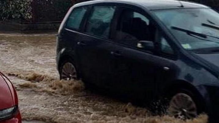Terreni fradici, fossi melmosi, strade allagate: un’ora di pioggia e la zona sud torna ko