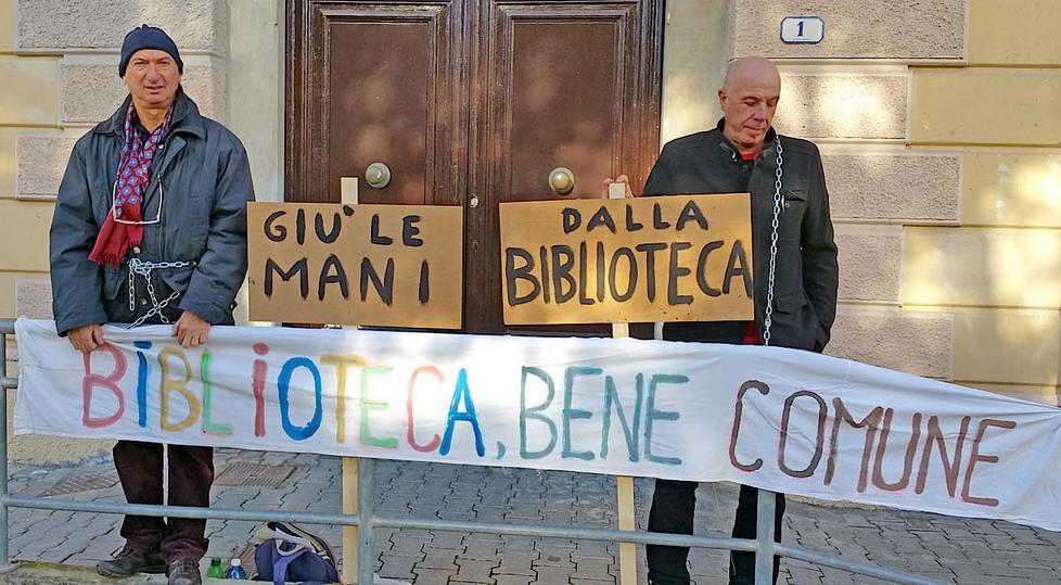 Si incatenano per salvare la biblioteca