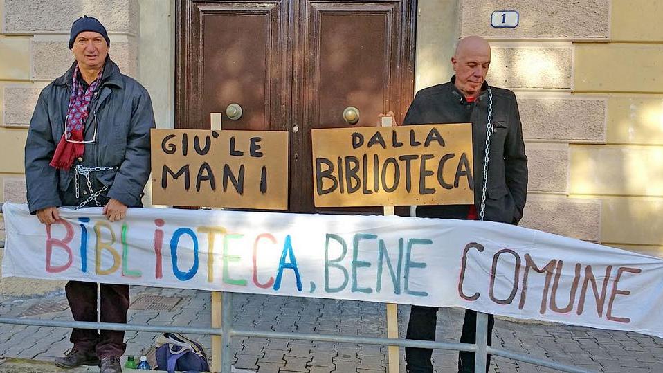 Si incatenano per salvare la biblioteca