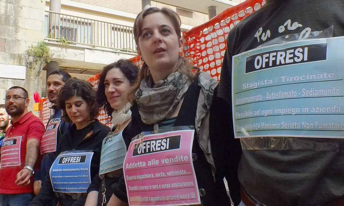 L'ironica protesta di un gruppo di precari che espongono il cartello "offresi" sul proprio corpo